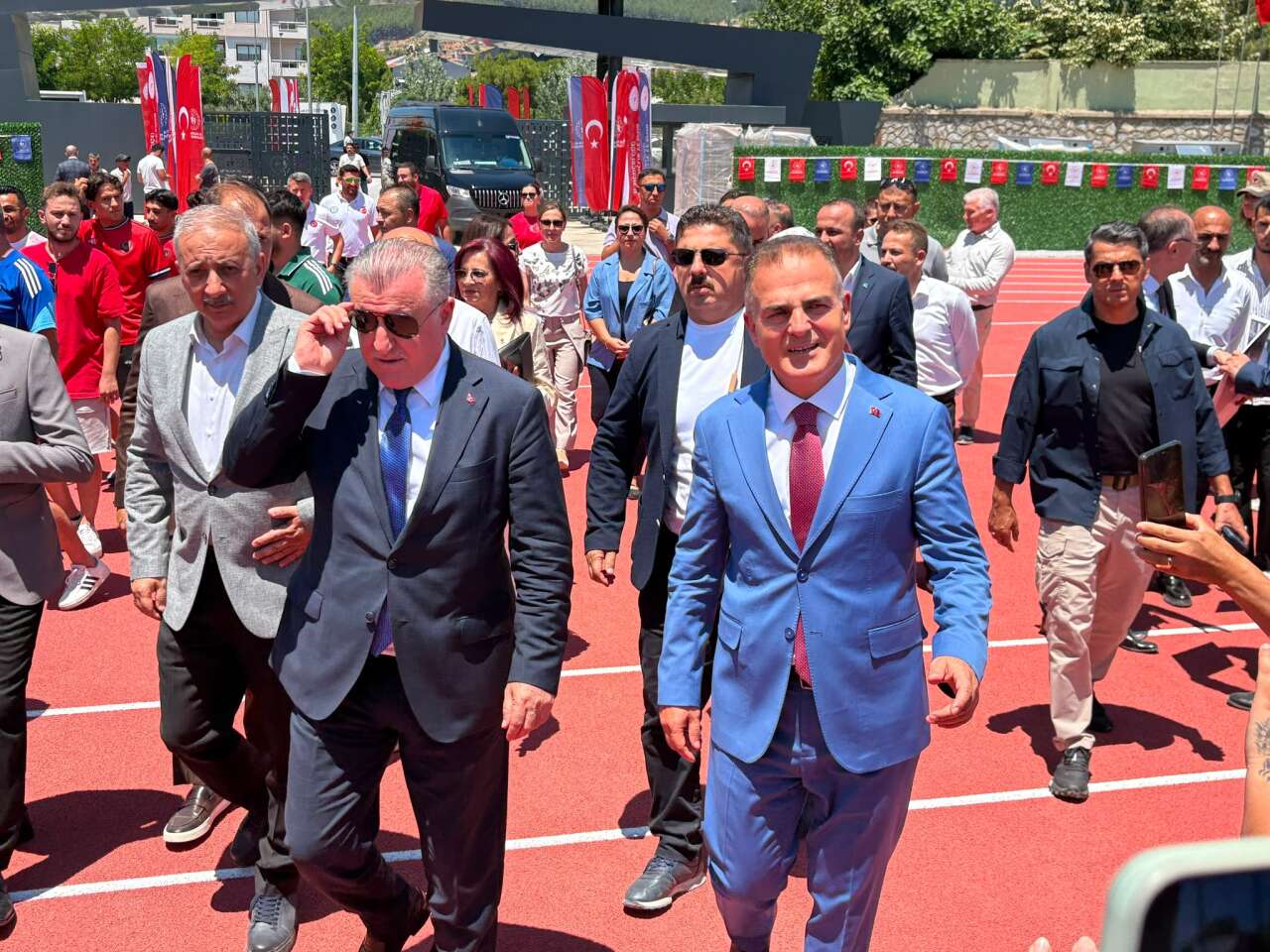 Muğla'da Bakan Osman Aşkın Bak'tan Gençlerle Futbol Keyfi: Atatürk Stadyumu'nda Gol Yağmuru 4